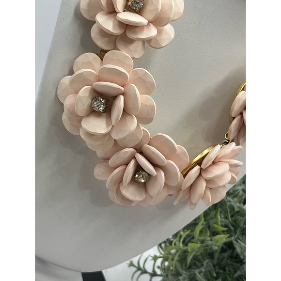 J. Crew Vintage 3 Dimensional Wood Rose Pretty in Pink Floral Collar Necklace - Picture 2 of 15